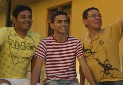 Alejandro, Álex y Manuel, la familia poliamorosa en Medellín.