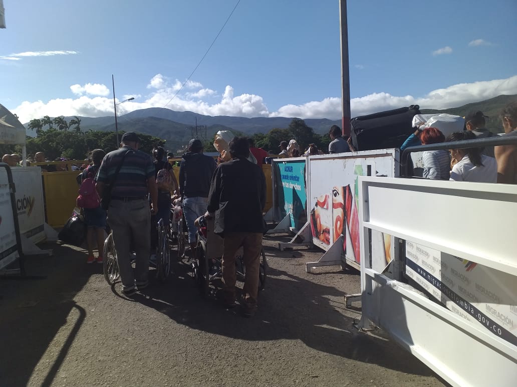 Venezuela abre paso fronterizo para peatones, los containers en la zona no han sido retirados