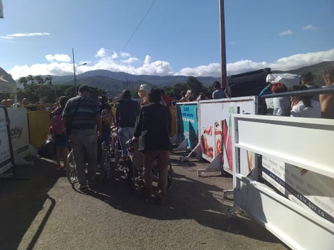 Venezuela abre paso fronterizo para peatones, los containers en la zona no han sido retirados