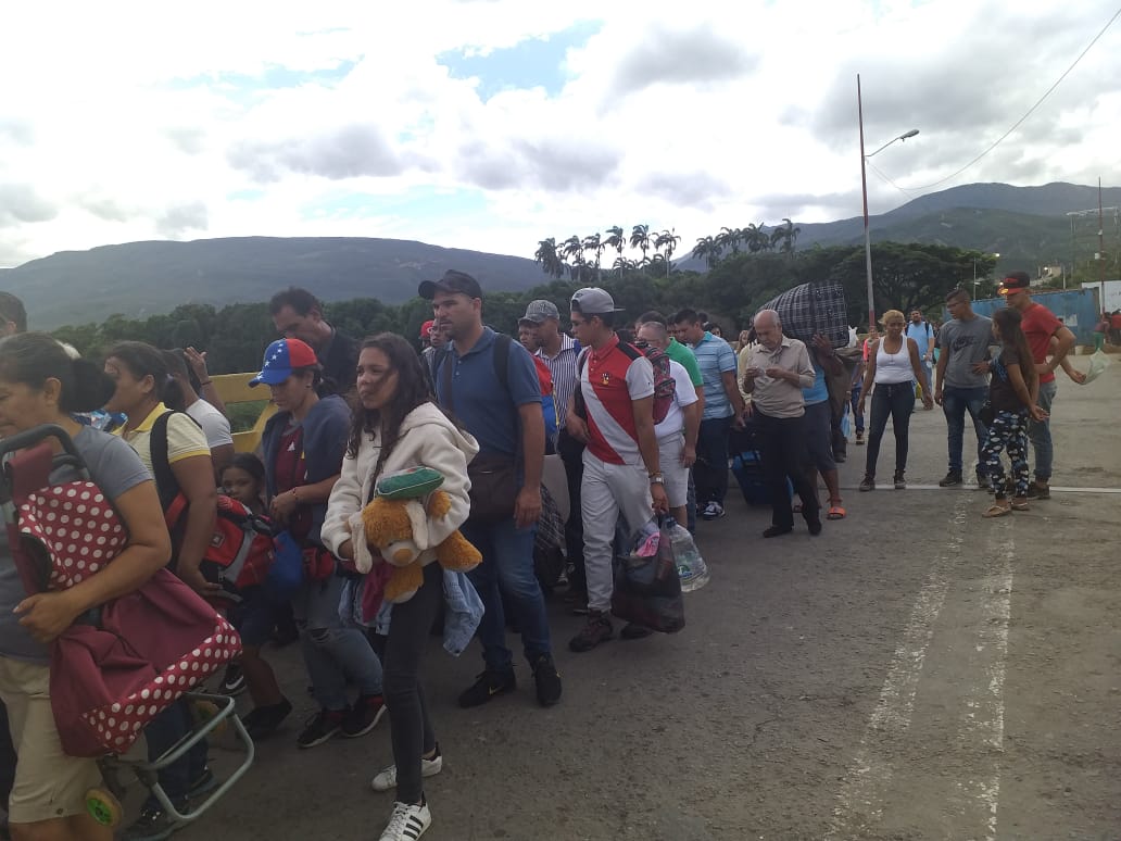 Persisten largas filas en pasos fronterizos entre Colombia y Venezuela
