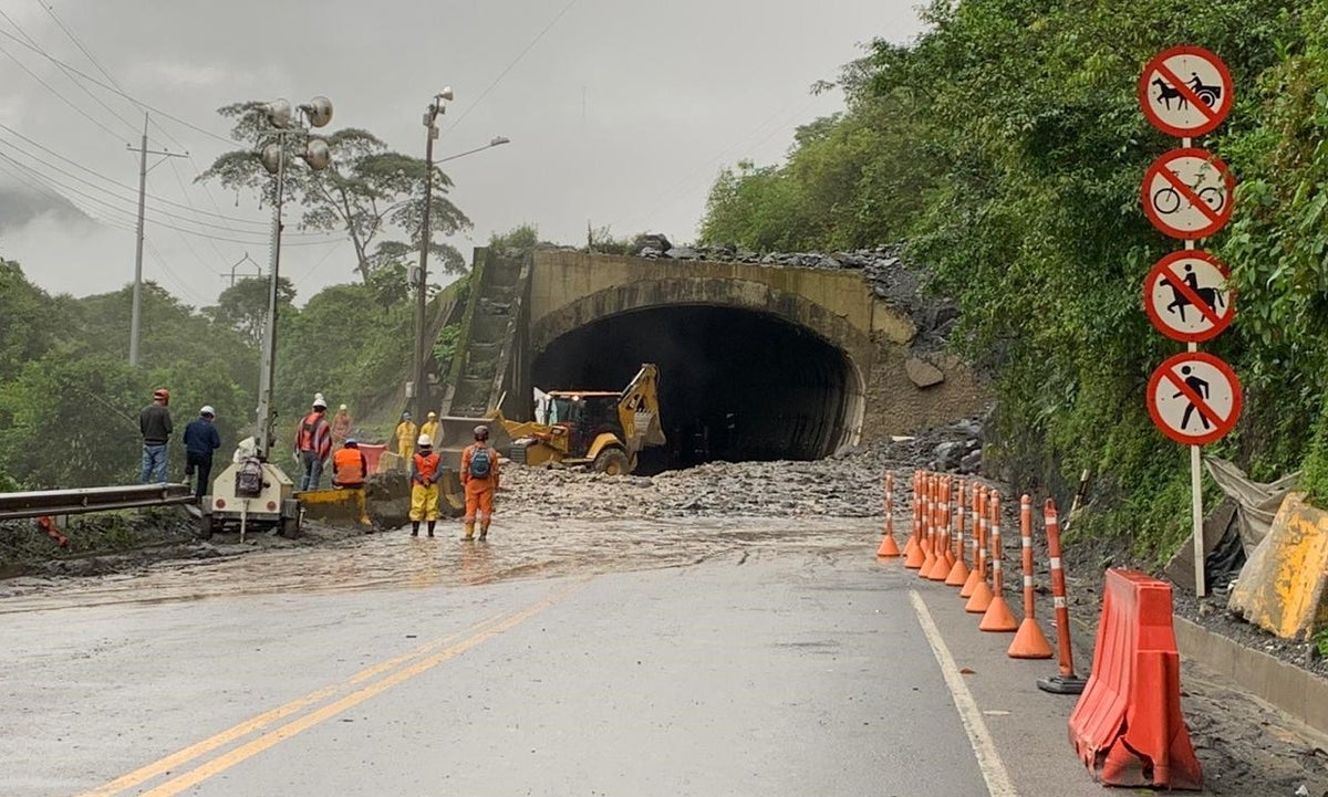 La Vía al Llano permanece afectada en los kilómetros 57 y 58 + 500.