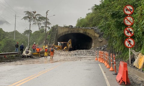 La Vía al Llano permanece afectada en los kilómetros 57 y 58 + 500.