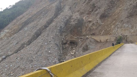 Derrumbe en la vía al Llano