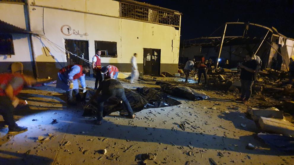 Un bombardeo causa al menos 40 muertos en un centro de detención de migrantes en Trípoli.