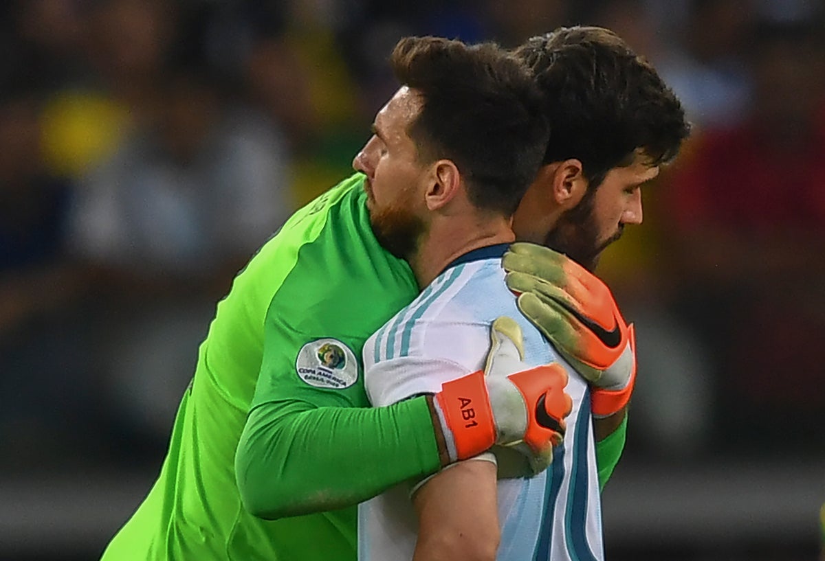 Alisson Becker y Lionel Messi al término del Brasil vs Argentina, por Copa América, en Belo Horizonte (Brasil)