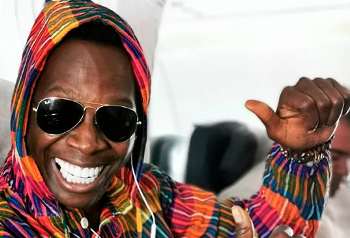 El actor interpretó una canción en un vuelo y se ganó los aplausos de los otros viajeros.