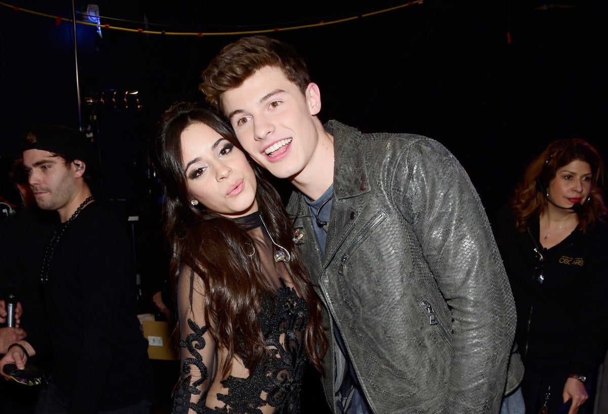 Camila Cabello y Shawn Mendes se dan un beso en público