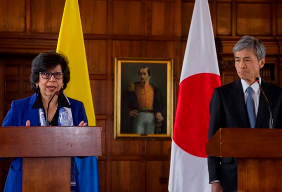 Luz Stella Jara, ministra de Relaciones Exteriores encargada, y Keiichiro Morishita, embajador de Japón en Colombia