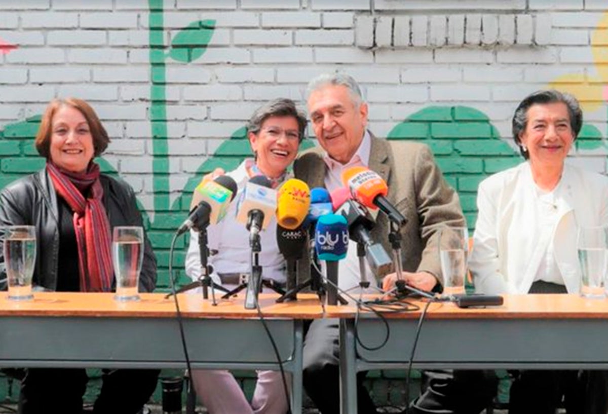 Claudia López y Lucho Garzón ofreciendo una rueda de prensa en Bogotá
