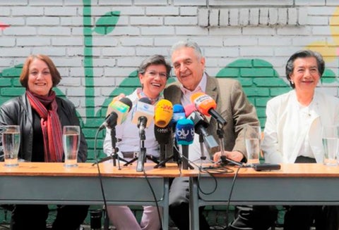 Claudia López y Lucho Garzón ofreciendo una rueda de prensa en Bogotá