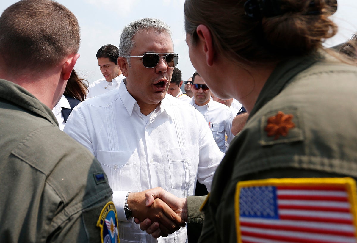 El presidente Iván Duque saludando a militares estadounidenses el 22 de febrero de 2019 en Cúcuta