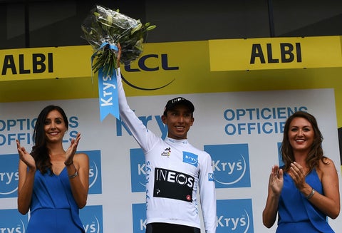 Egan Bernal se puso la malliot blanca como mejor joven del Tour de Francia 2019.
