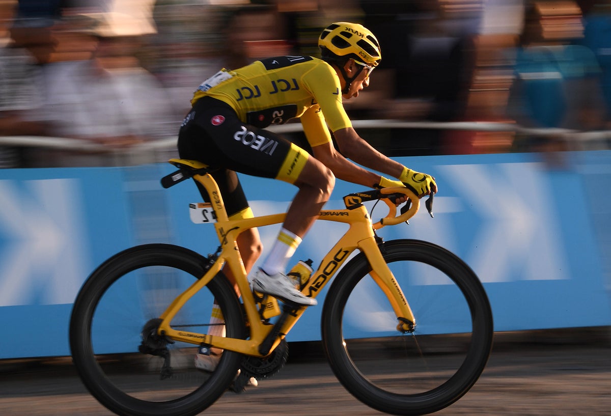 Egan Bernal, campeón del Tour de Francia, rodando por París