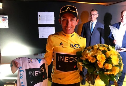 Egan Bernal, colombiano campeón del Tour de Francia, celebrando con su equipo