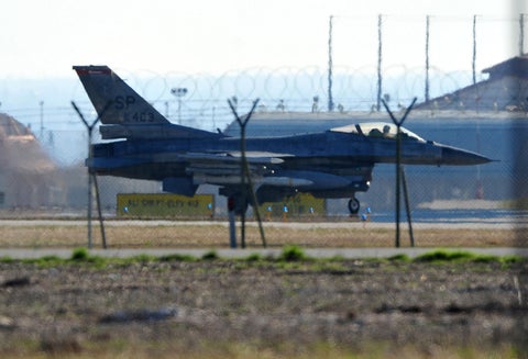 Un avión F16 de la Fuerza Aérea de los Estados Unidos en la Base Aérea de Aviano, en Italia