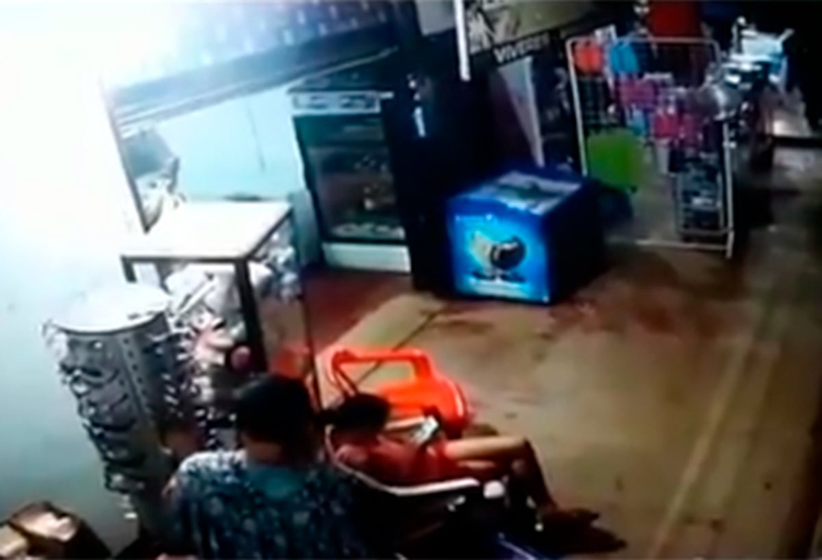 La niña Sharik Buitrago en una locación comercial de Guaviare. Al lado, su presunto violador