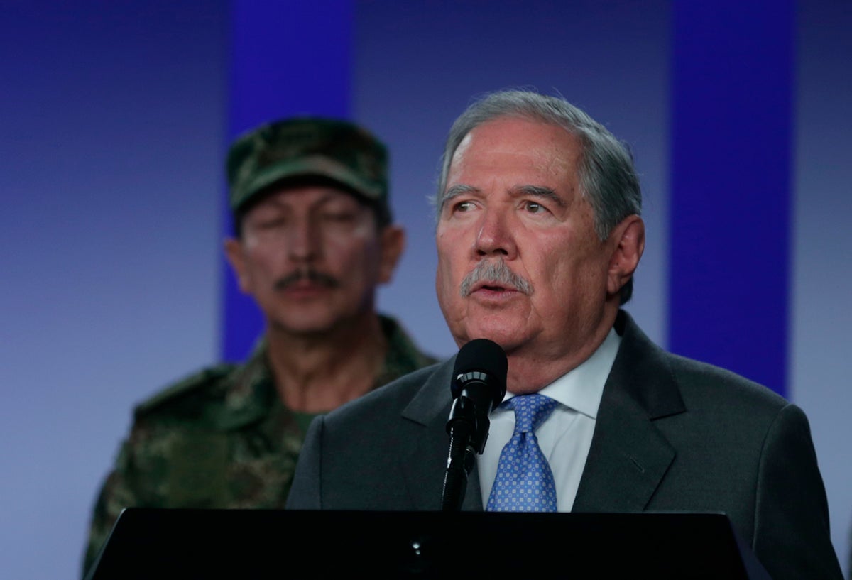 Guillermo Botero, ministro de Defensa; al fondo el general Nicacio Martínez, comandante del Ejército