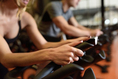 Dos personas en el gimnasio