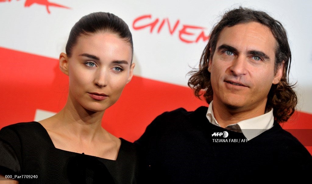 Joaquin Phoenix y Rooney Mara se comprometen