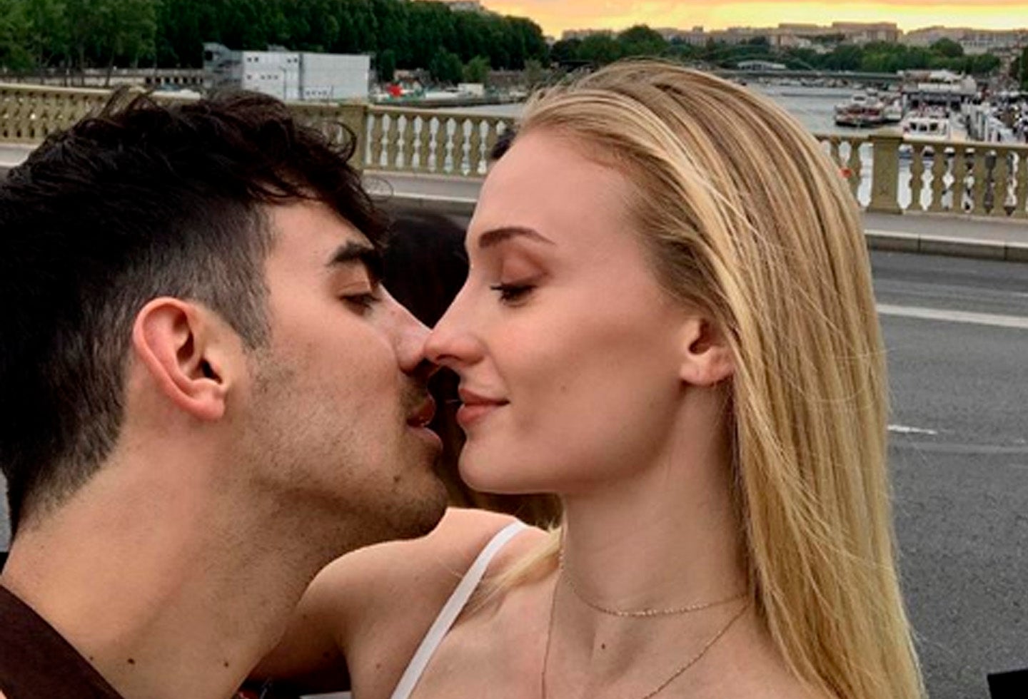 El cantante publicó una fotografía de su matrimonio con la famosa actriz.