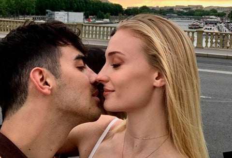 El cantante publicó una fotografía de su matrimonio con la famosa actriz.