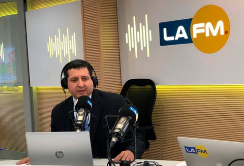 José Andrés Romero Tarazona, exdirector general de la DIAN, en la mesa de trabajo de LA FM