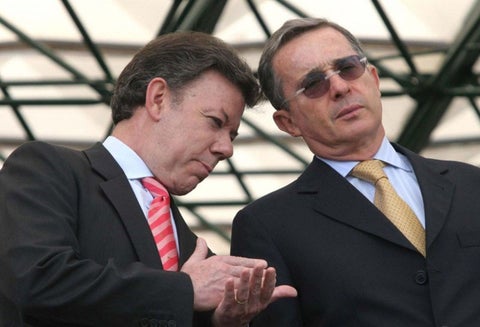 Los expresidenbtes Juan Manuel Santos y Álvaro Uribe Vélez.