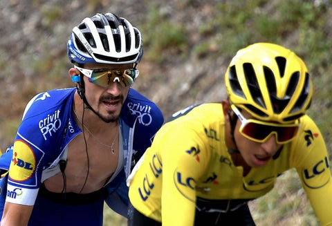 El ciclista francés Julian Alaphilippe siguiéndole el paso a Egan Bernal en la etapa 20 del Tour de Francia