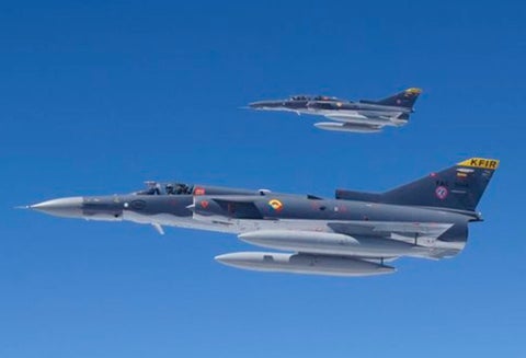 Dos aviones Kfir de la Fuerza Aérea Colombiana (FAC) sobrevolando Bogotá