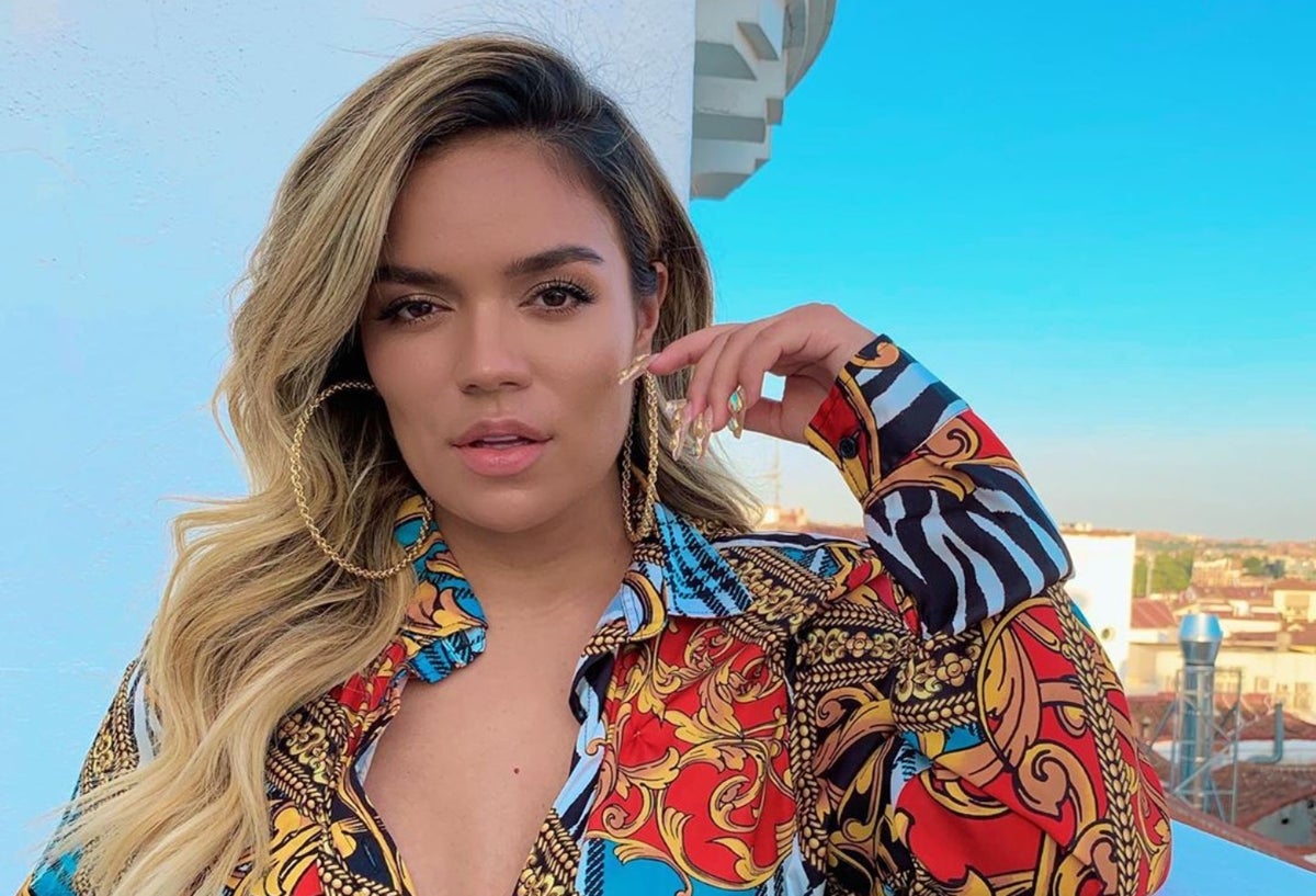 Karol G todavía tiene una foto con su ex en Instagram