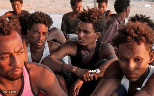 Migrantes libios recatados tras naufragio