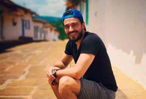 El actor logró retirar al animal del lugar donde se encontraban cocinando.