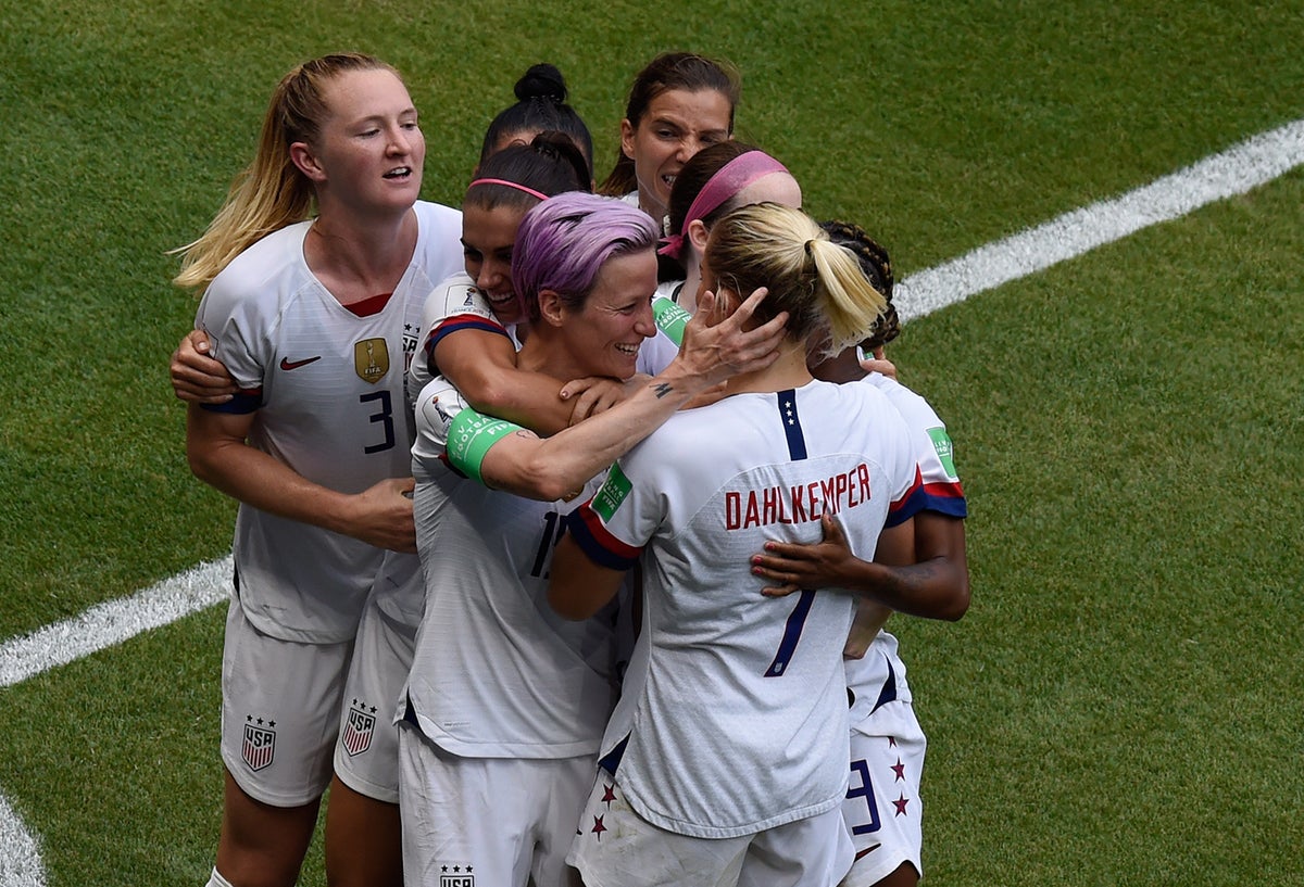 La Selección de fútbol de Estados Unidos celebrando su cuarto título mundial