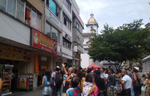 Quienes presenciaron la escena aseguraron que por la ventana cayeron billetes hasta de $100.000