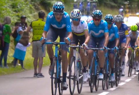 Nairo Quintana, arropado por su grupo, en la sexta etapa del Tour de Francia