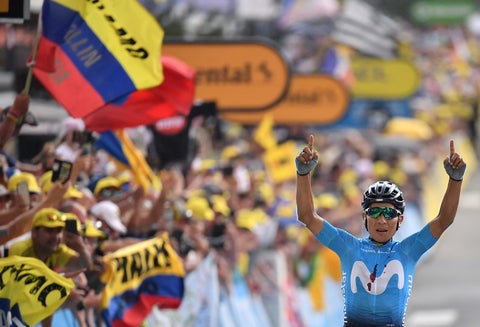 Nairo Quintana, ciclista colombiano al servicio de Movistar Team, ganando la etapa 18 del Tour de Francia 2019