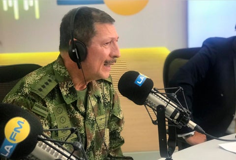 El general Nicacio Martínez, comandante del Ejército, en la mesa de trabajo de LA FM, en Bogotá