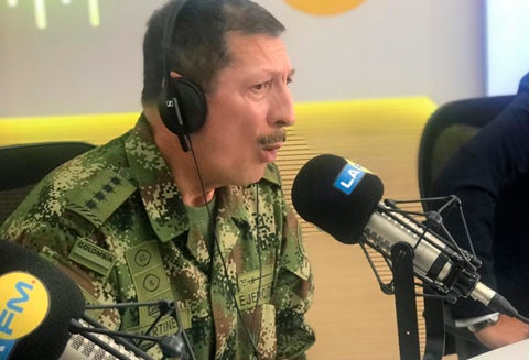 El general Nicacio Martínez, comandante del Ejército, en la mesa de trabajo de LA FM, en Bogotá