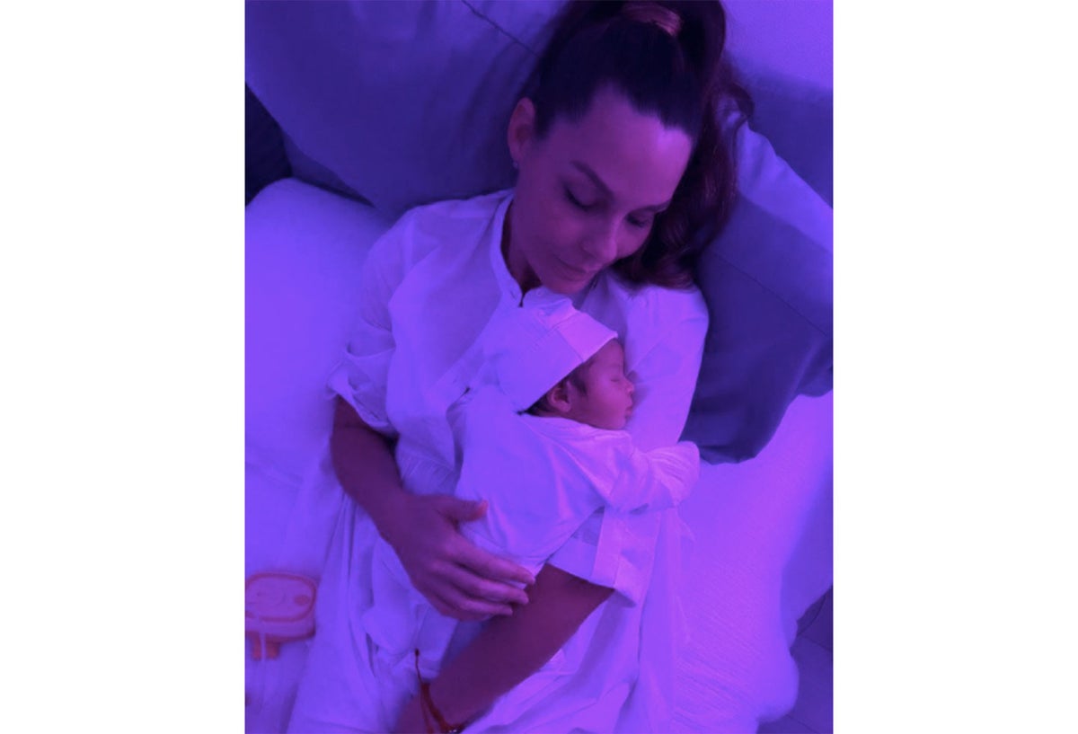 Paula Andrea Betancur junto a su pequeña hija Fátima
