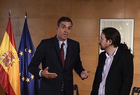Pedro Sánchez, presidente del Gobierno español, junto a Pablo Iglesias.