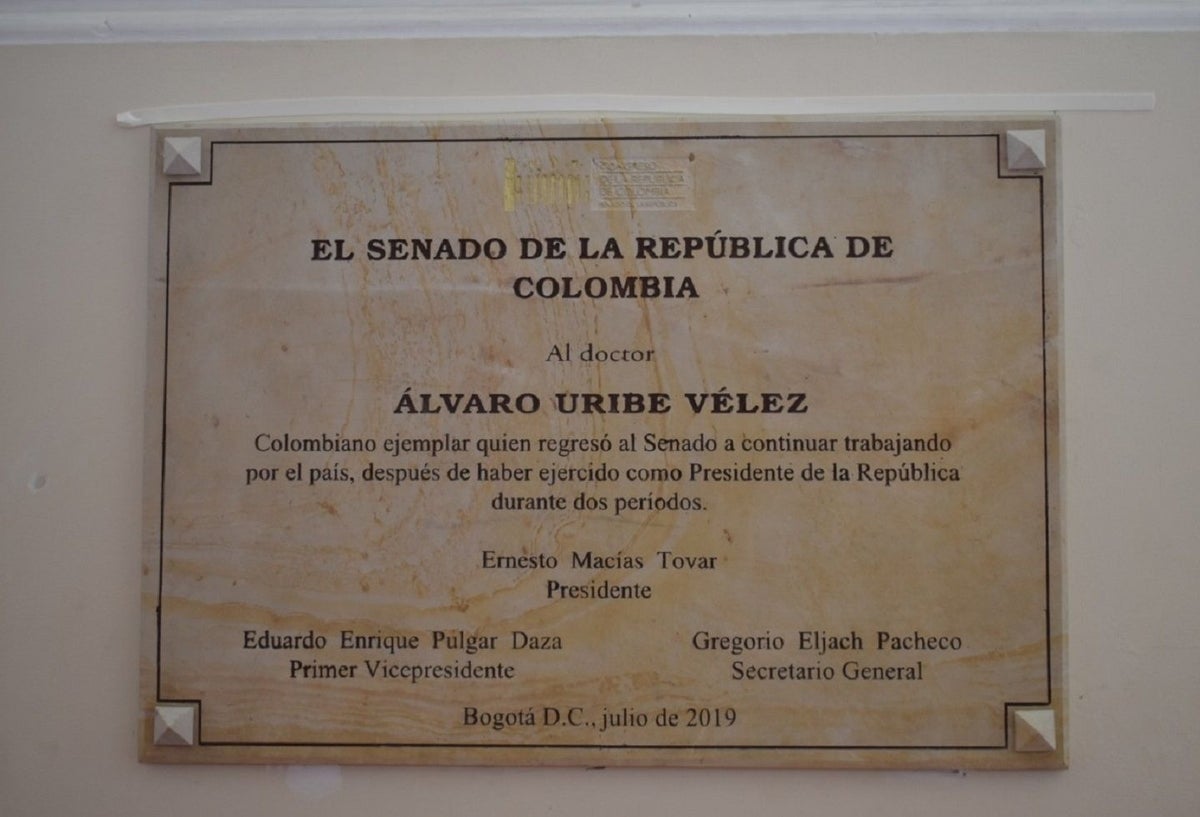 Placa en honor a Álvaro Uribe Vélez