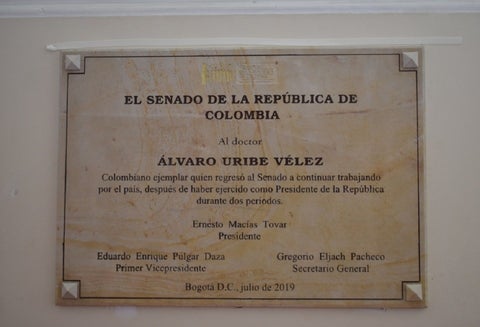 Placa en honor a Álvaro Uribe Vélez