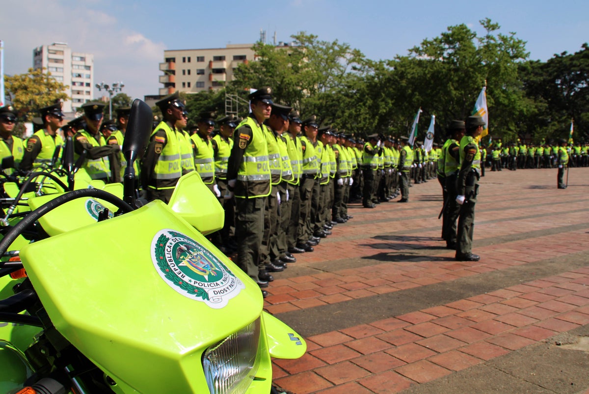 Mil 500 policías que estaban en Cali se jubilaron.