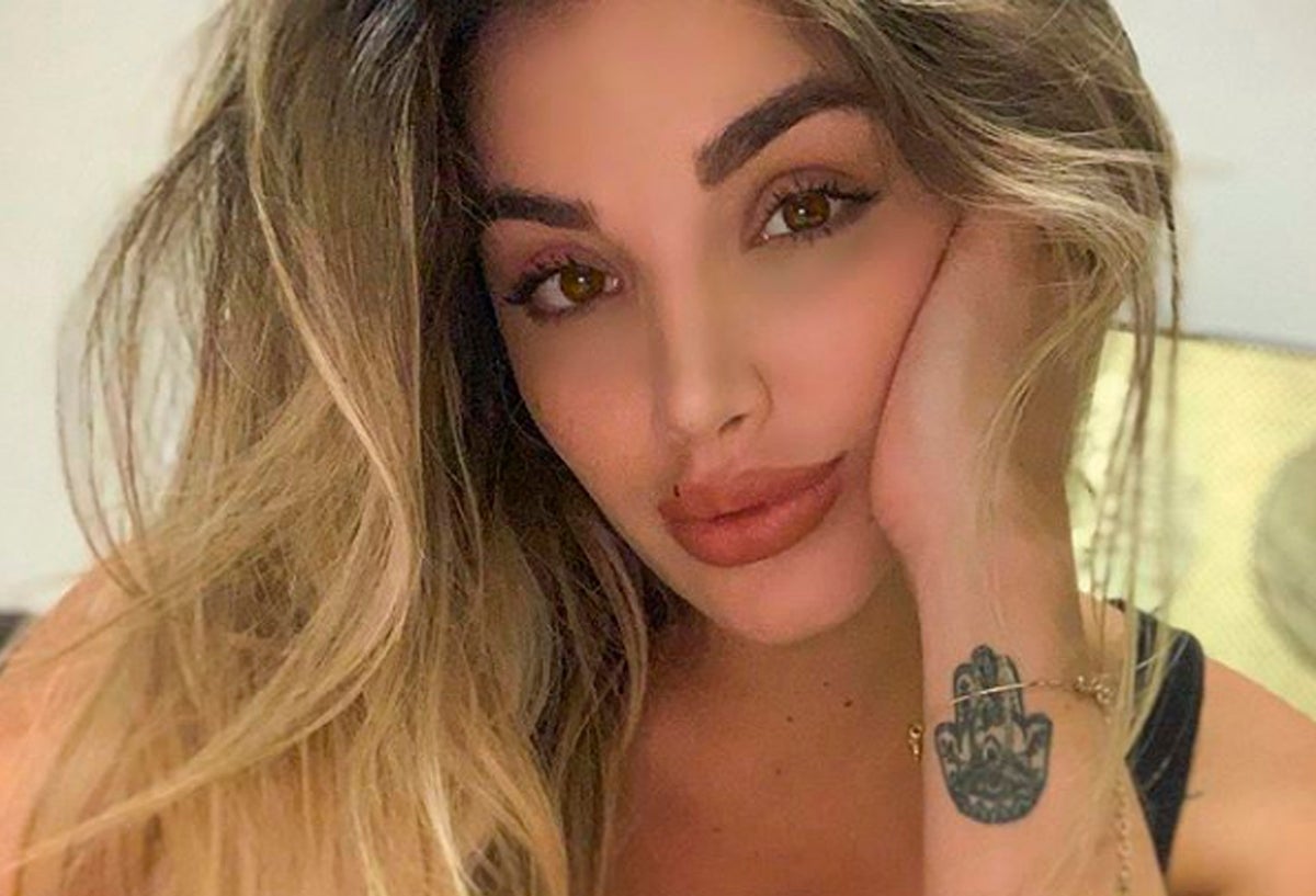 La presentadora compartió una foto que tuvo una peculiar reacción del hermano de su pareja.