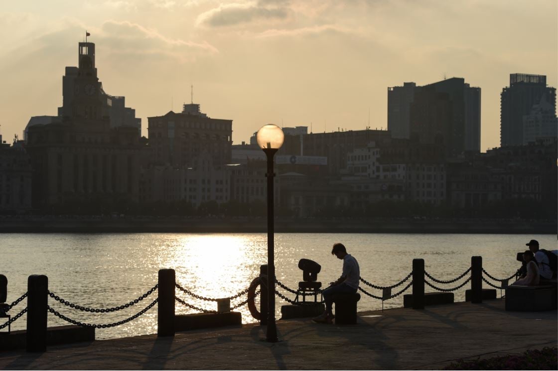 Vista del río Huangpu, distrito financiero de Lujiazui en Shanghai (China).