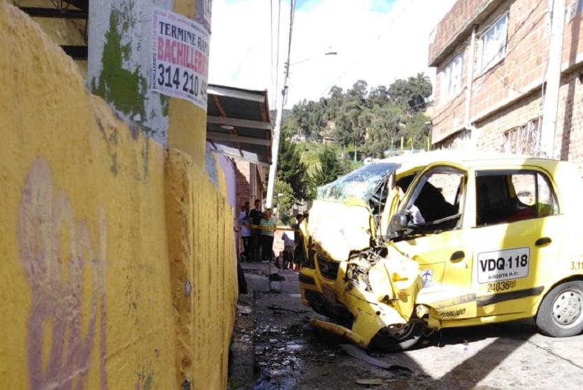 Mujer taxista falleció al chocar contra muro