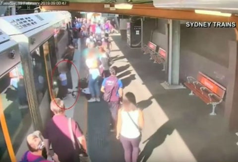 Niño cae a vía de tren en Sidney
