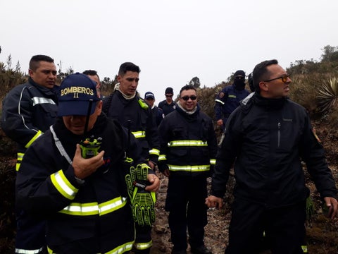 Cuerpo de Bomberos realizando trabajos tras conocer caso de universitarios perdidos en los Cerros Orientales