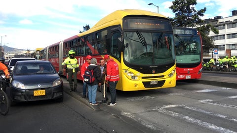 Bloqueo de Transmilenio, por parte de usuarios de Capital Salud.