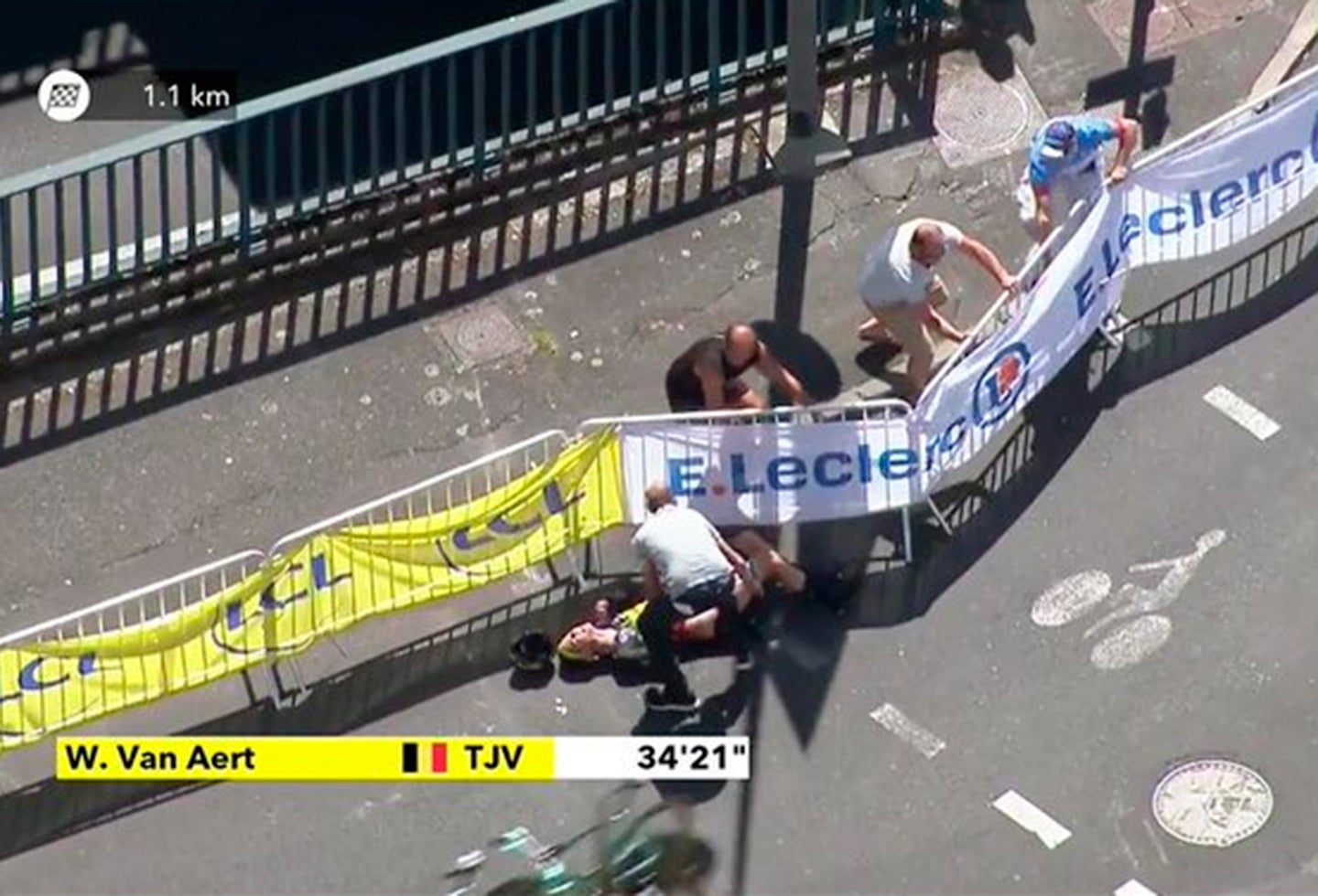 Wout van Aert, ciclista belga, tras caer en la crono individual, en el Tour de Francia